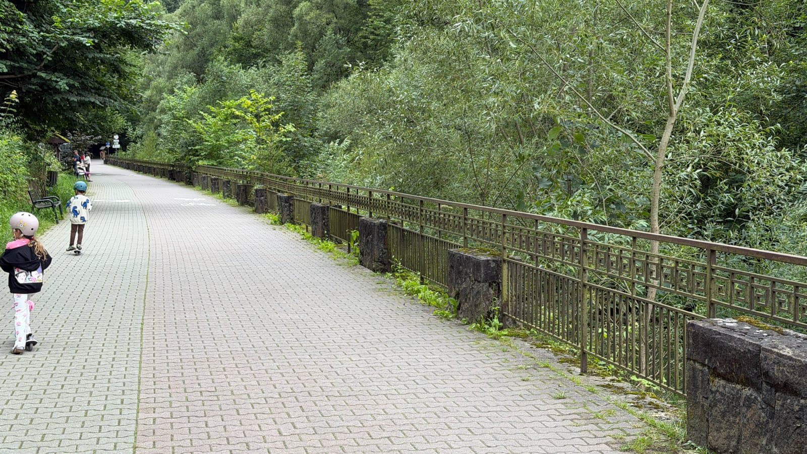Droga Pienińska — brukowany gościniec nad Dunajcem, wykuty w skale w latach 70. XIX w.