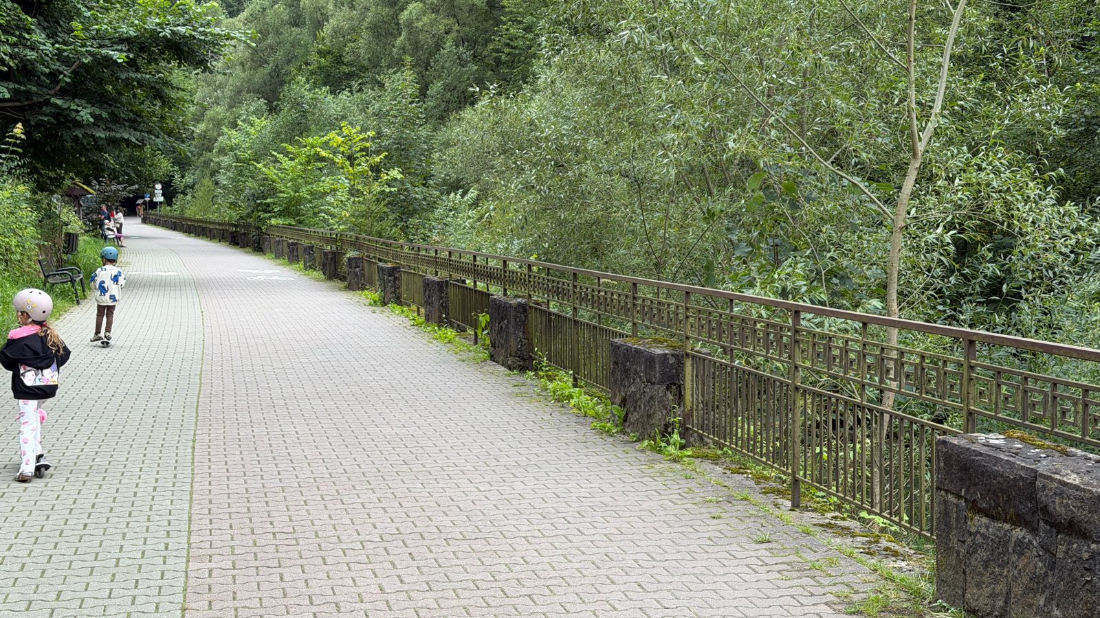 Droga Pienińska — brukowany gościniec nad Dunajcem, wykuty w skale w latach 70. XIX w.